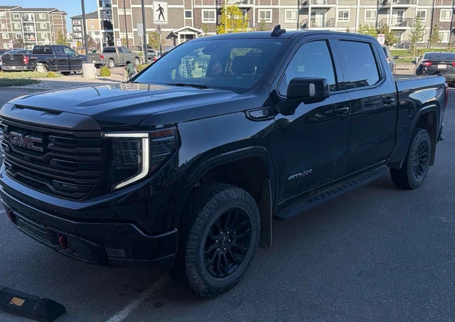 2022 GMC Ck1500 AT4 X, 83 000 km, dovoz Kanada — foto 1 z 3 2022 GMC Ck1500 AT4 X, 83 000 km, dovoz Kanada — foto 1 z 3