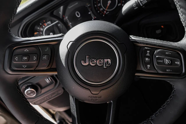 2026 Jeep Gladiator Mojave 4WD, zelená, 40 km, dovoz Kanada — foto 11 z 20