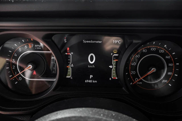 2026 Jeep Gladiator Mojave 4WD, zelená, 40 km, dovoz Kanada — foto 12 z 20