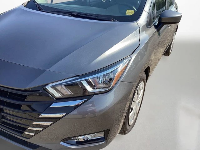 2024 Nissan Versa S Nav Driver Alerts, sivá, 42 484 km, dovoz Kanada — foto 12 z 20