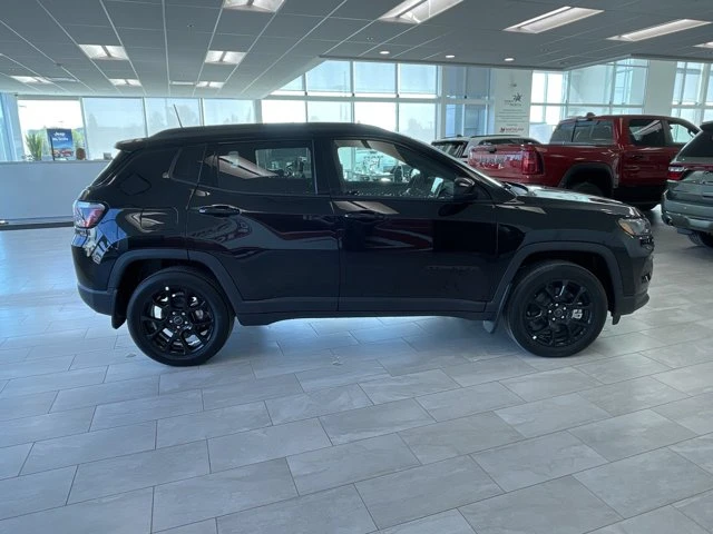 2026 Jeep Compass Altitude | 4WD | Remote Start | Backup Camera | Push Button Start | Apple CarPlay, čierna, 15 km, dovoz Kanada — foto 5 z 20