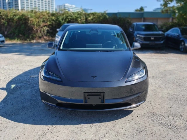 2026 Tesla Model 3 Standarad Range, sivá, 2 091 km, dovoz Kanada — foto 2 z 5