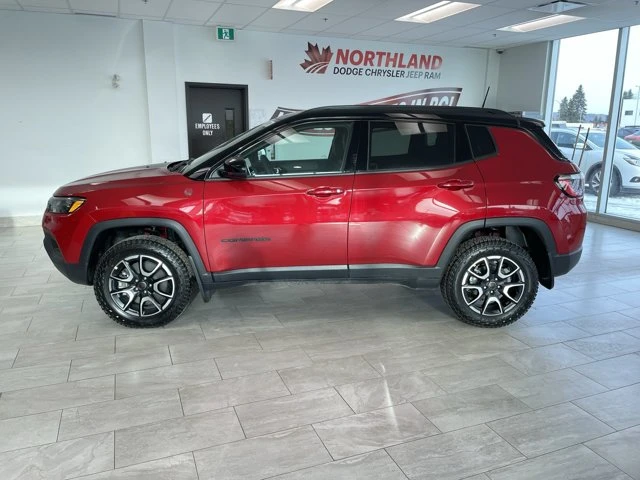 2026 Jeep Compass Trailhawk | 4WD | Cloth Leather | Heated Seats | Remote Start | Hitch Receiver | Apple CarPlay, červená, 15 km, dovoz Kanada — foto 2 z 20