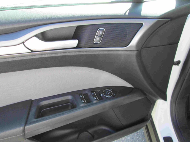 2016 Ford Fusion, biela, 120 417 km, dovoz Kanada — foto 7 z 12