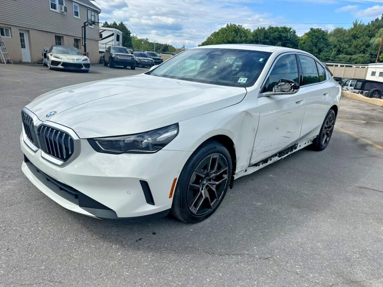 2027 BMW 530 XI, biela, 3 647 km, dovoz USA — foto 1