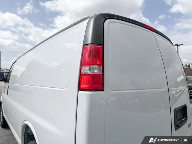 2026 GMC Savana Cargo Van, biela, 2 km, dovoz Kanada — foto 14 z 20