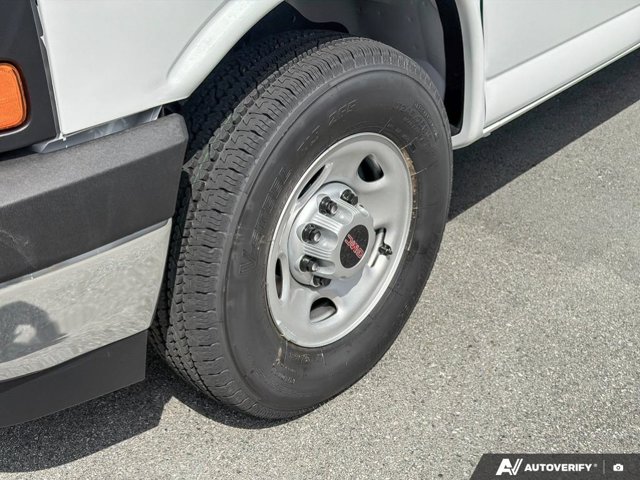 2026 GMC Savana Cargo Van, biela, 2 km, dovoz Kanada — foto 9 z 20
