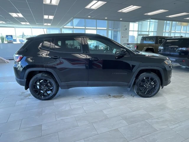 2026 Jeep Compass Altitude | 4WD | Remote Start | Backup Camera | Push Button Start | Apple CarPlay, čierna, 15 km, dovoz Kanada — foto 5 z 20