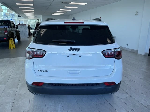 2026 Jeep Compass Altitude | 4WD | Remote Start | Backup Camera | Push Button Start | Apple CarPlay, biela, 15 km, dovoz Kanada — foto 4 z 20