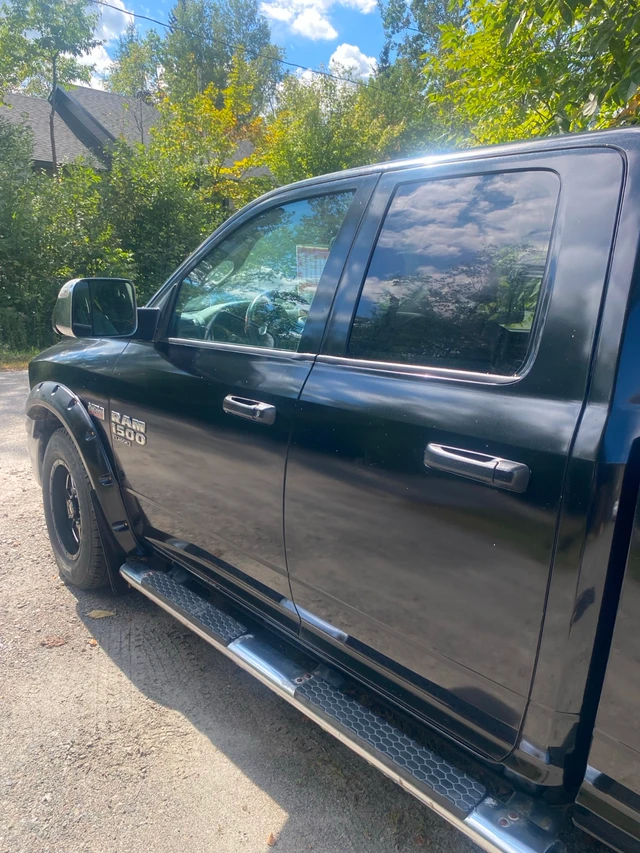 2019 Dodge Ram1500, čierna, 212 km, dovoz Kanada — foto 2 z 5
